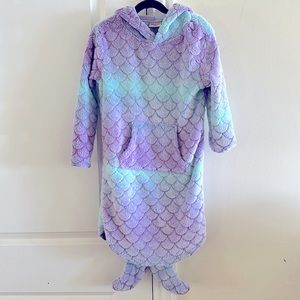 32 Degrees Heat Mermaid pullover size 7/8 (S). Cozy and glows in the dark.